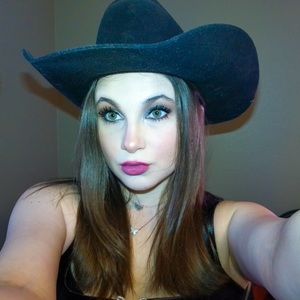 Meet your Posher, Olivia